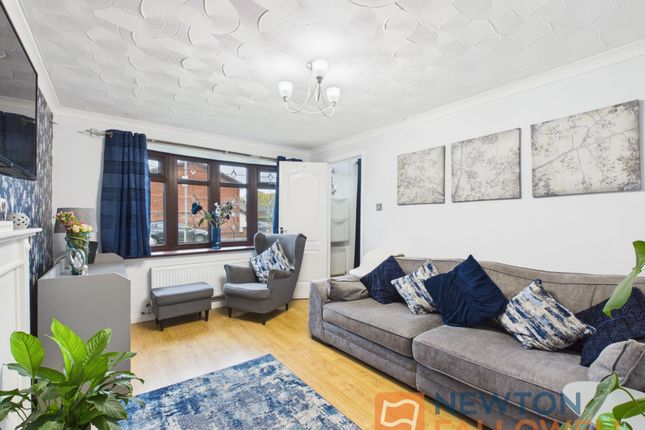 5 Grazewood Close, Willenhall photo 2