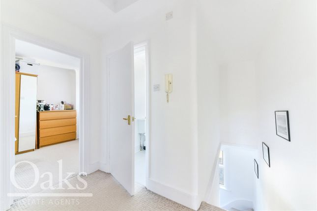 Flat for sale in Knights Hill, London