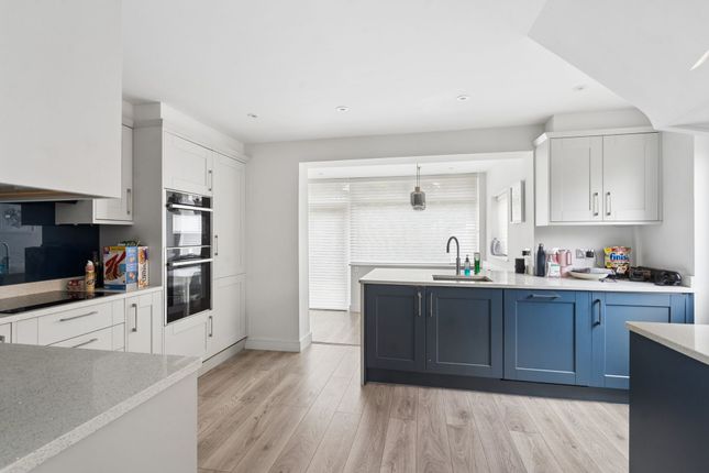 30 Woodfield Rise, Bushey photo 2