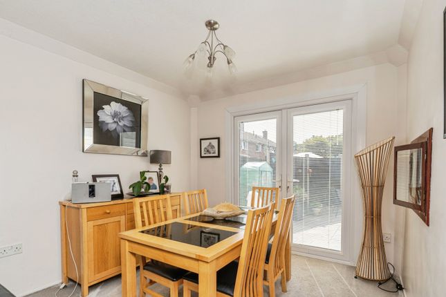 30, Lockwood Path, Surrey photo 3