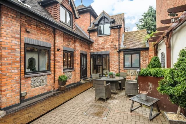 Flat 2 Billings House, Singers Lane, Henley-on-thames photo 2