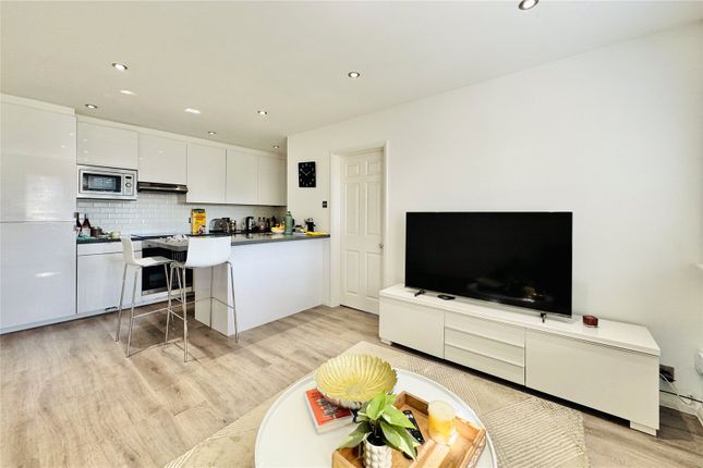 19, Fairway Heights, Surrey photo 4