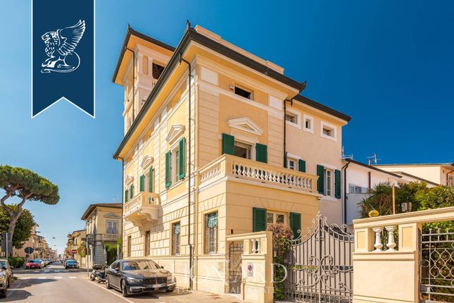 Villa for sale in Viareggio, Lucca, Toscana