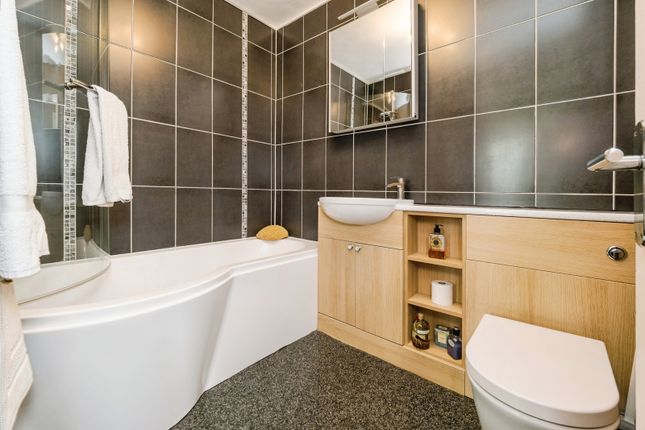 Flat 302, Haynes Park Court,, Slewins Close, Hornchurch photo 4
