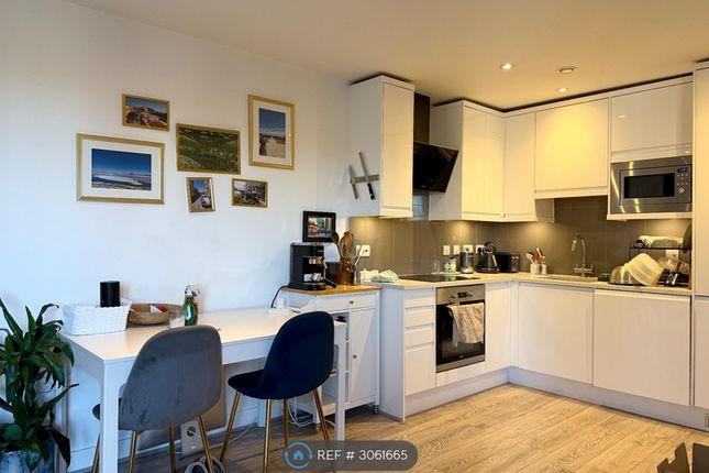 Flat, Satchwell Road, London photo 4
