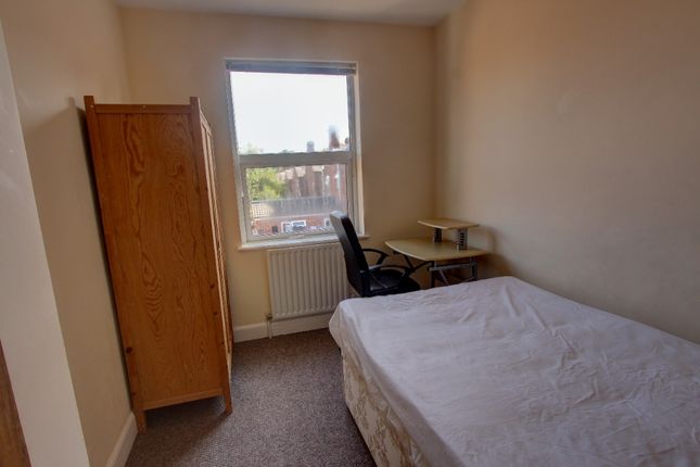Terraced house to rent in Mayfield Road, Clarendon Park, Leicester