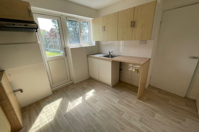 21, Oriel Avenue, GREAT YARMOUTH photo 4