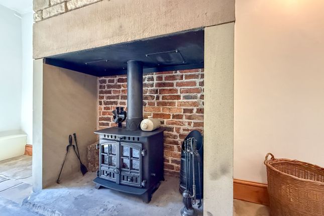 2-bed house on 110, Hall Ing, Holmfirth, £180,000