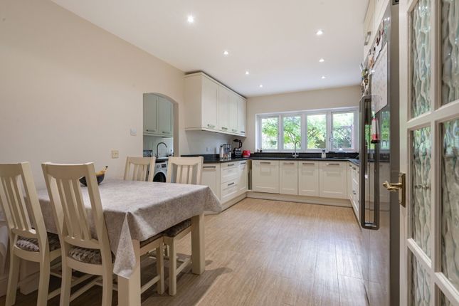Twin Gates, Guildford Road, Leatherhead photo 4