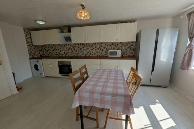 182, Drapers Fields, Coventry photo 3