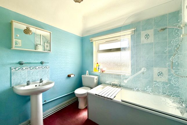 16, Stokesby Road, Chessington photo 4