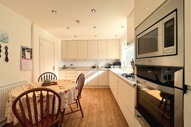 67 Priory Oak, Bridgend photo 3