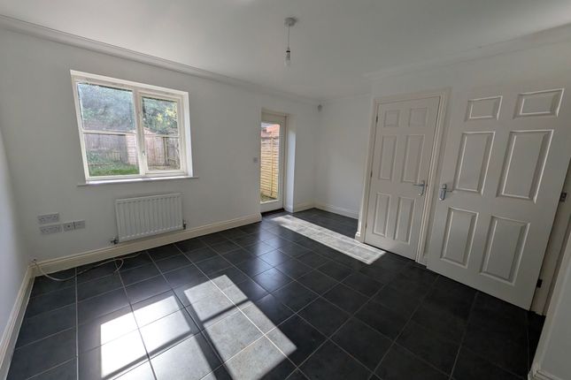 8 Warren Avenue, Saxmundham photo 5