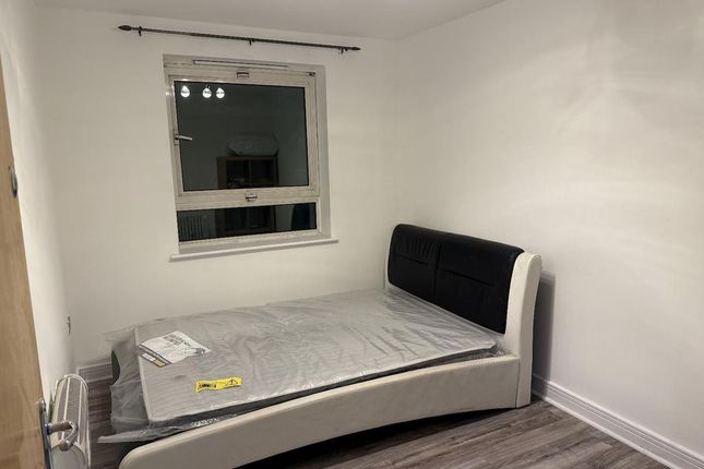 Flat 5, Spectrum Tower 2-20, Hainault Street, Ilford photo 5