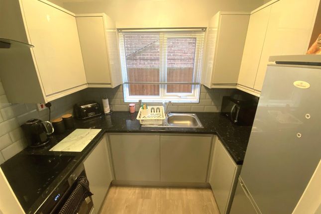 35, Carbury Close, Hornchurch photo 2