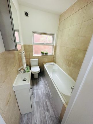 Flat for sale in Hermitage Road, London, London