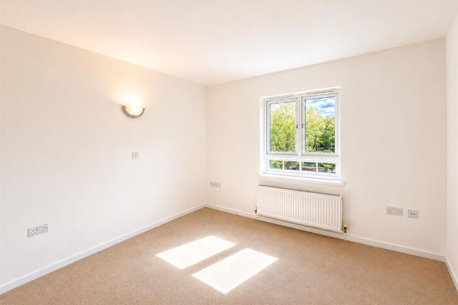 Flat 48, Azure Court, Elvedon Road, Feltham photo 3