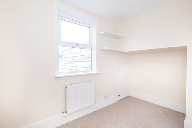 Flat to rent in Montague Road, London