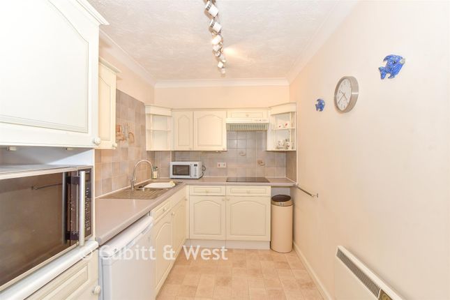 Avalon Court, Horndean Road, Emsworth photo 3