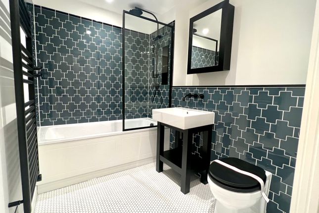 1-bed flat on Heritage Walk, Kingston upon Thames, £2,300/mo