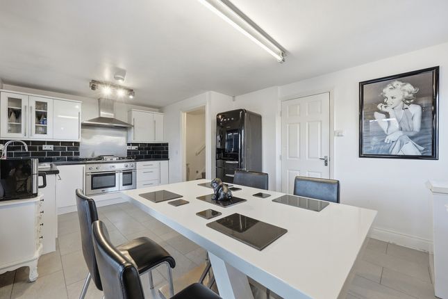 1a, Neave Crescent, Romford photo 3