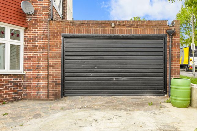 29 Portman Drive, Woodford Green photo 3