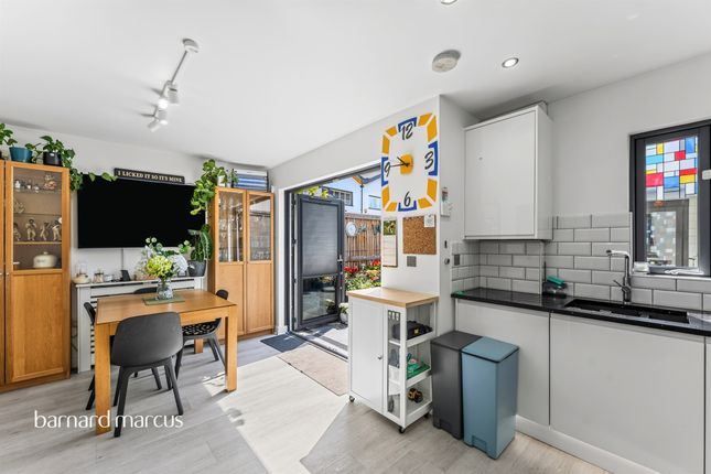 16, Tomblin Mews, London photo 4