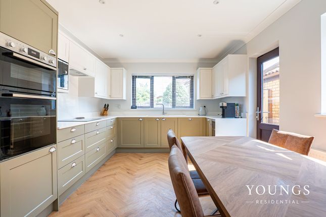 1 Beecroft Crescent, Canvey Island photo 2