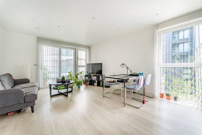 Flat to rent in Wandsworth Road, Vauxhall, London