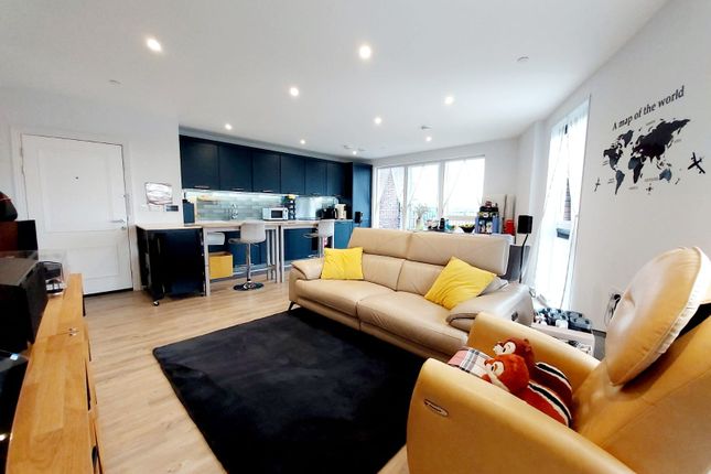 Thumbnail Flat for sale in Carraway Street, Reading