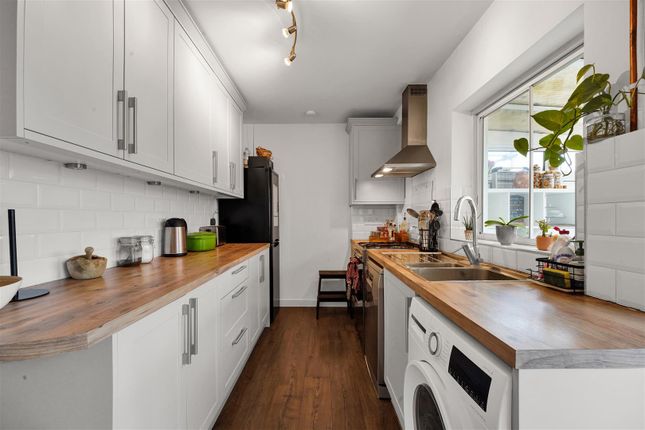 46, Hart Road, Byfleet photo 3