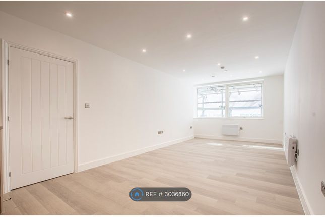 Flat, Norwich House North St, Guildford photo 2