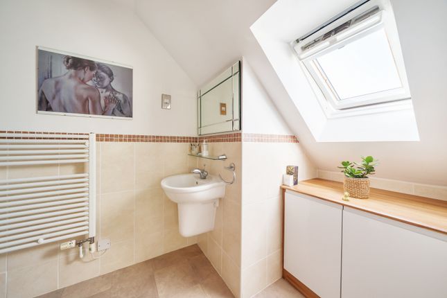 Flat for sale in Argent House, The Avenue, Hatch End, Pinner, Middlesex