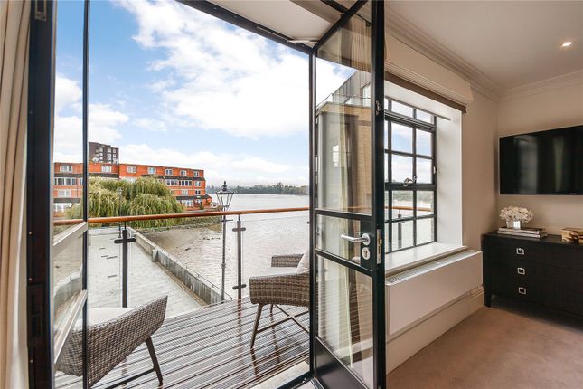 Flat to rent in Palace Wharf, Rainville Road