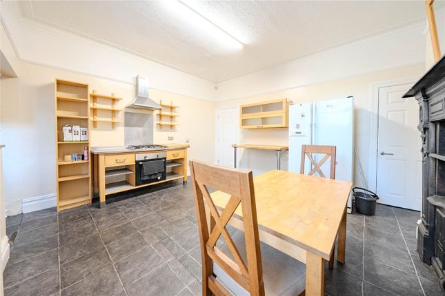 31, De Lacy Mount, West Yorkshire photo 4