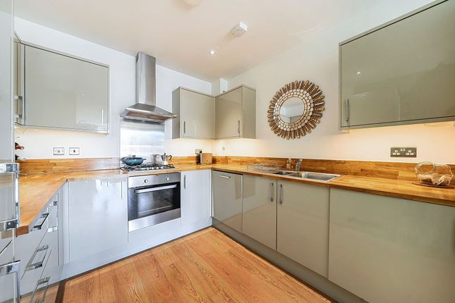 Flat 24, Queens Court, London photo 2
