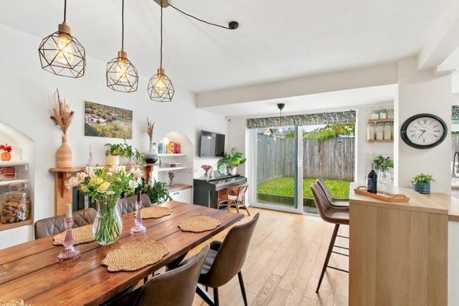 25 Nunroyd Road, Leeds photo 3