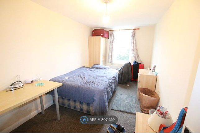 Pitcroft Avenue, Reading photo 5