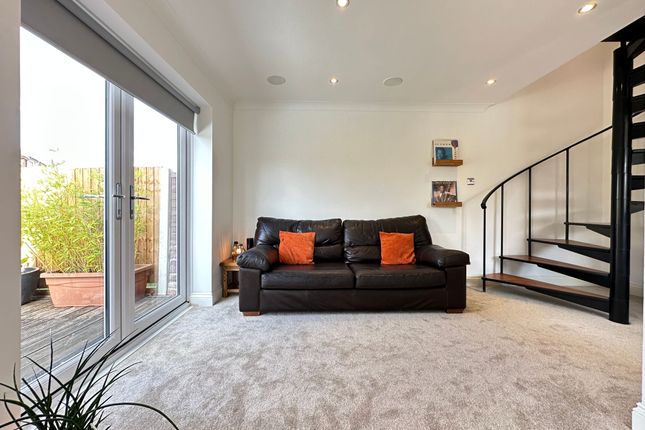 14c Heybridge Drive, Wickford photo 4
