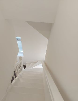 Flat 2, 34 Elthorne Way, London photo 4
