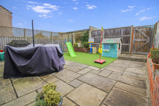 67, Seymours, Harlow photo 3