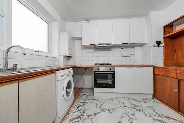 2 Runnymede Court, Egham photo 4