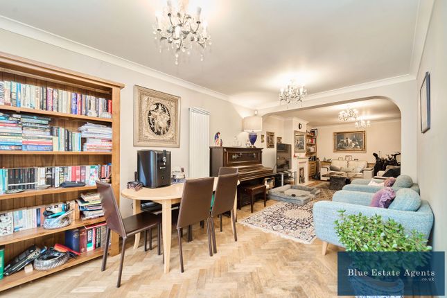 12, Hardwicke Avenue, Hounslow photo 4