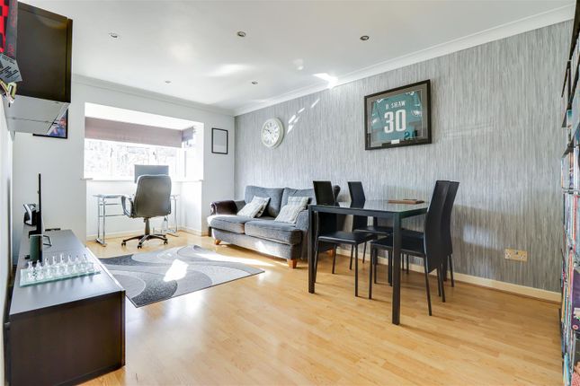 Flat 7, 153, Manchester Drive, Leigh-On-Sea photo 3