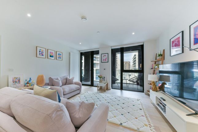 Thumbnail Flat for sale in Cutter House, Royal Wharf, London