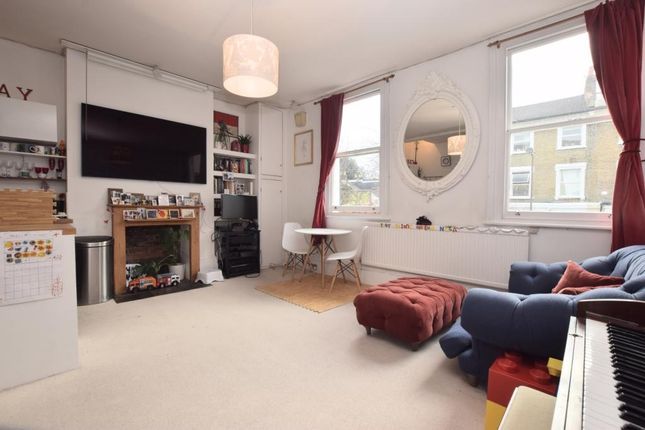 Flat to rent in Maude Road, Camberwell, London