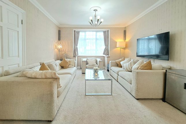 66, Braund Avenue, Greenford photo 2