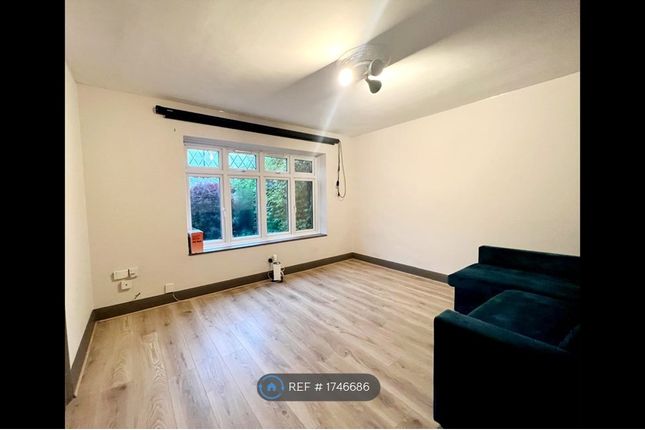 Flat to rent in Mulberry Close, London