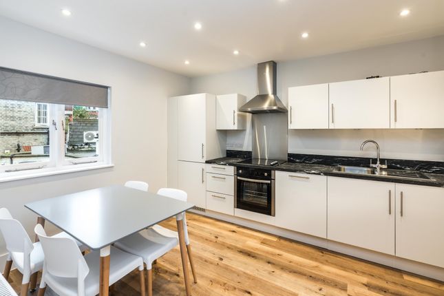 Flat 2, 15, Camberwell Green, London photo 4