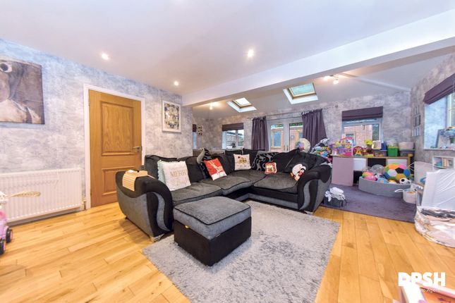 586A Whitehall Road, Leeds photo 2